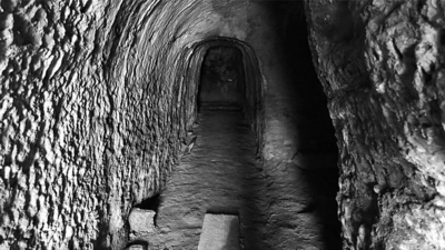 Interno del Dolmen di Braglia. Interior of the Dolmen of Braglia.