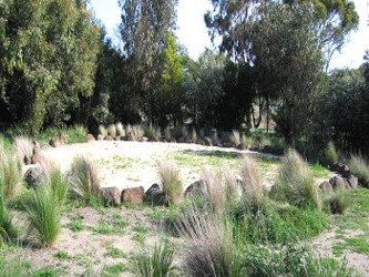 Il marvara il cerchio di pietre usato dai Nativi europei e dai Nativi australiani. Marvara is the stone circle used by European and Australian natives.